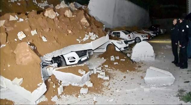 İstinat duvarı çöktü 11 araç zarar gördü