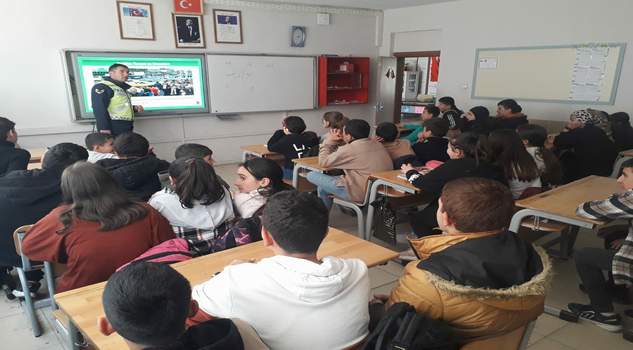 Öğrenciler trafik konusunda bilgilendirildi