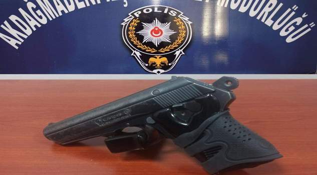 Şüpheli şahsın üzerinde ruhsatsız tabanca ele geçirildi
