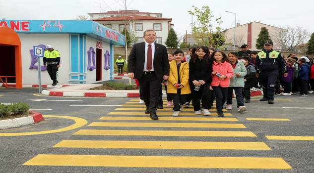 Vali Polat geleceğin şoförleri ile bir araya geldi