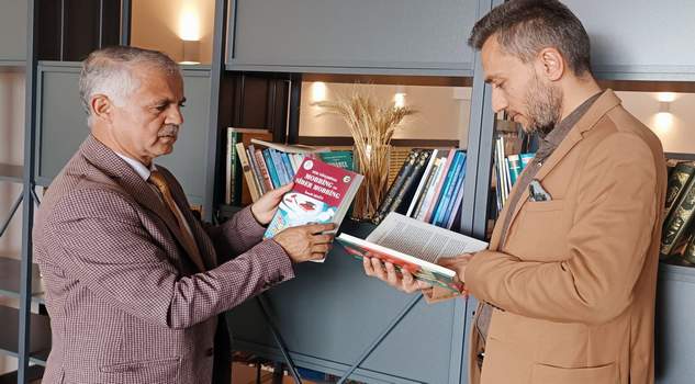 Yazar Yurtlu duyarsız kalmadı kitap bağışı yaptı