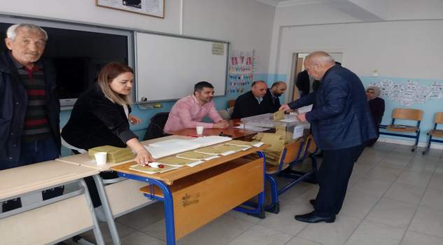 Seçmen sandık başına gitti