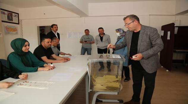 Vali Polat ailesi ile birlikte oyunu kullandı