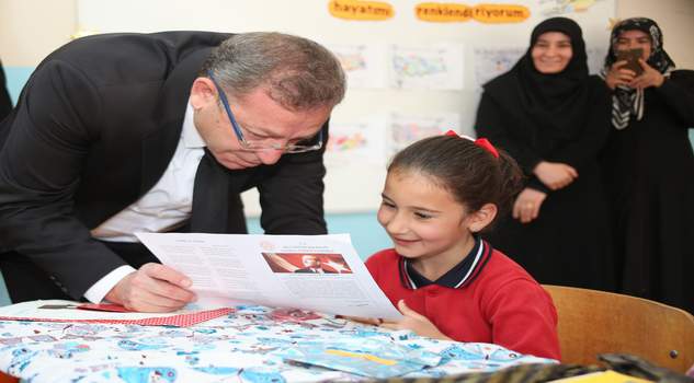 Vali Polat, öğrencilerin karne sevincine ortak oldu