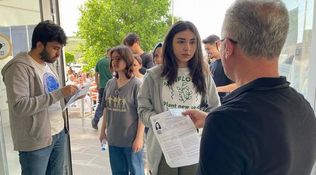 Adaylar sınavda ter döktü aileleri dışarıda dua etti