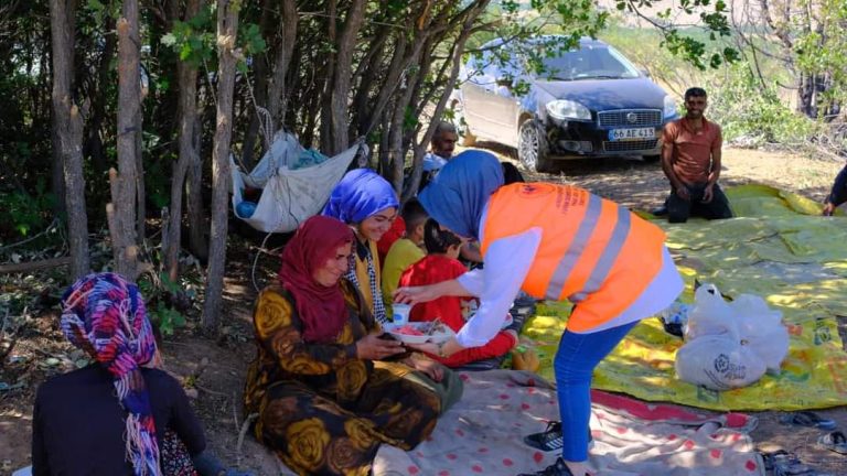 Mardin’den gelen işçilere de şefkat eli dokundu