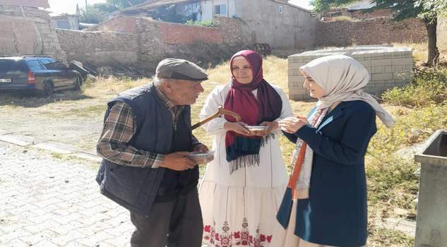 Ak Parti Kadın Kollarından vatandaşlara aşure ikramı