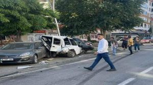 Freni patlayan kamyon 8 araca çarptı 3 kişi yaralandı