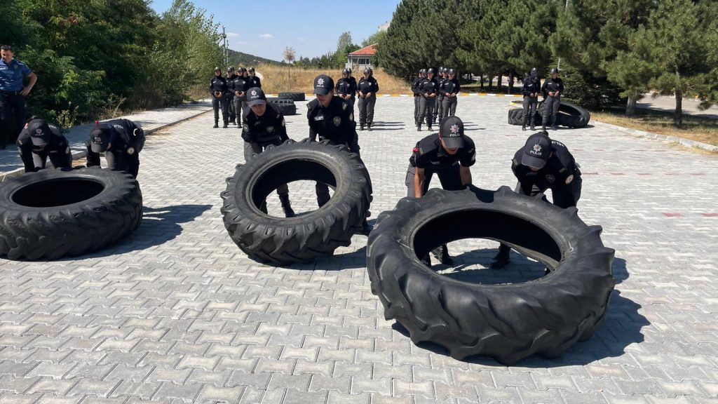 Kadın polis adaylarının zorlu eğitimi