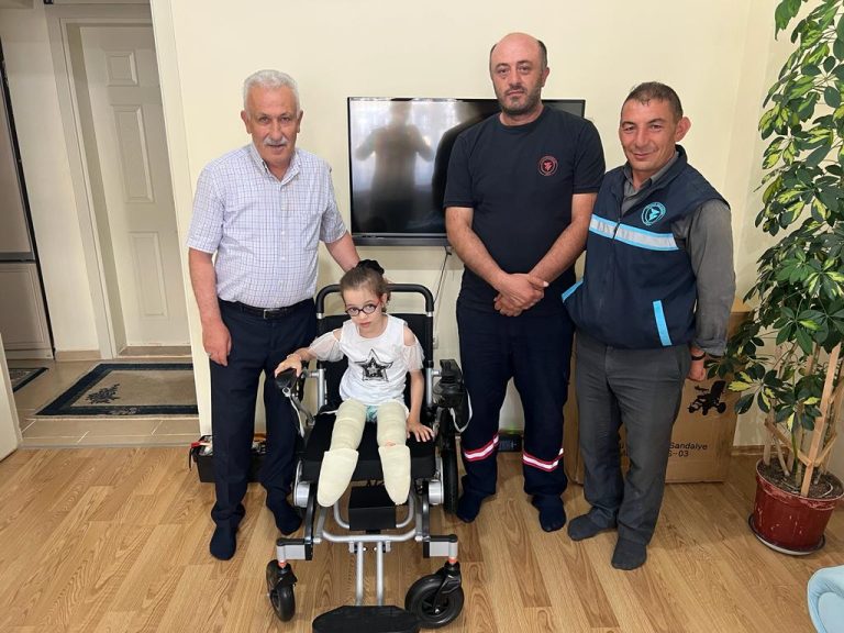 Zararsız, minik  Ayşe Nur’a okul aracı hediye etti