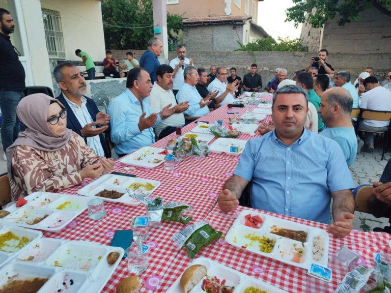 Başkan Akay, Yenifakılı’da çiftçilerle buluştu