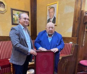 Rektör Yaşar’dan Bilal Şahin’e anlamlı hediye