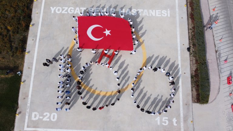 Hastane çalışanlarından Cumhuriyetin 100. Yılına anlamlı kutlama