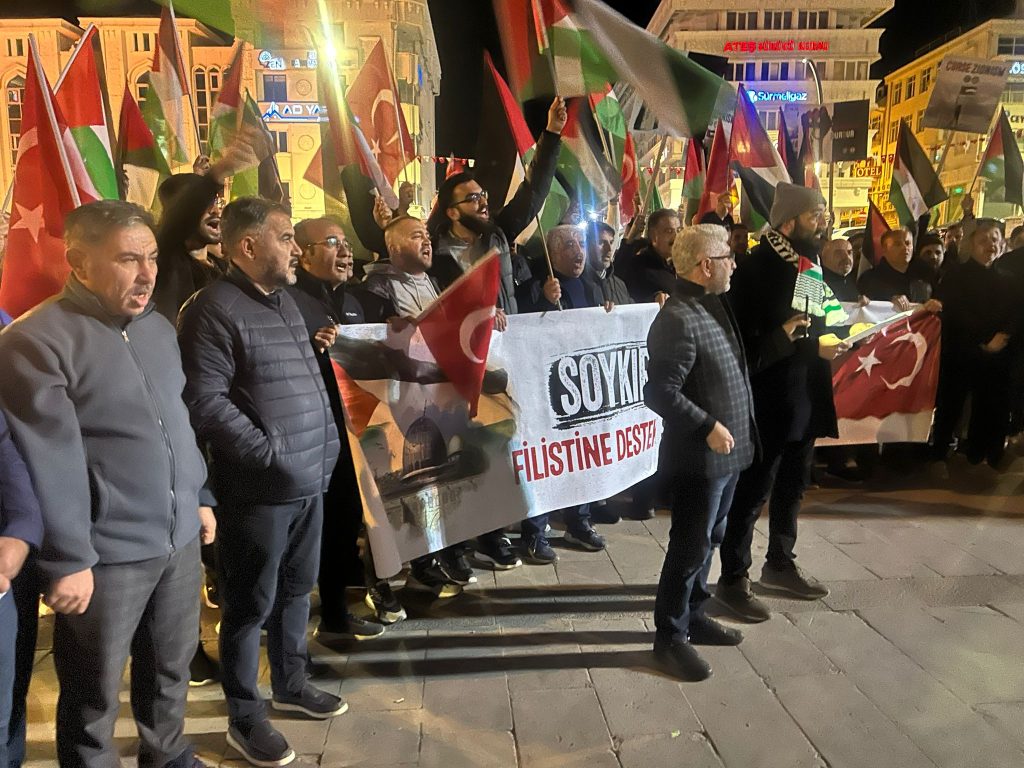 İsrail’in Gazze’deki hastaneye saldırısı Yozgat’ta protesto edildi