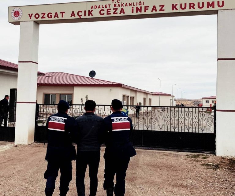 Jandarma kesinleşmiş hapis cezası bulunan iki firariyi yakaladı