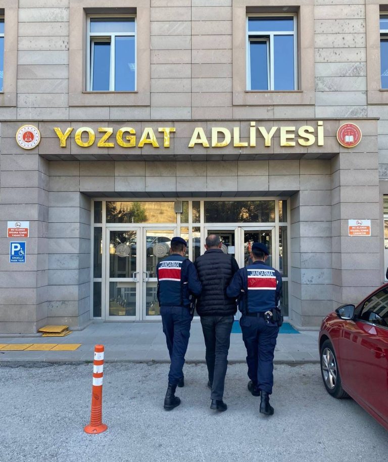 Jandarma aranan şahsı yakalayarak adaletin önüne çıkardı