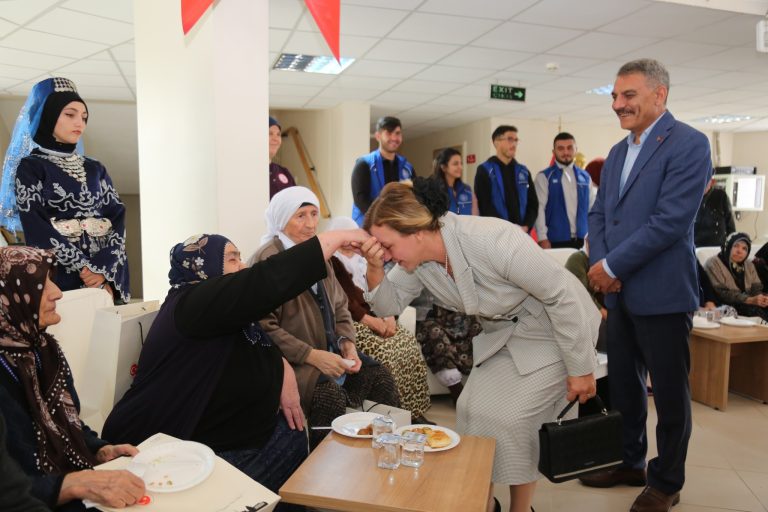 Vali Özkan: Yaşlılarımız baş tacımızdır