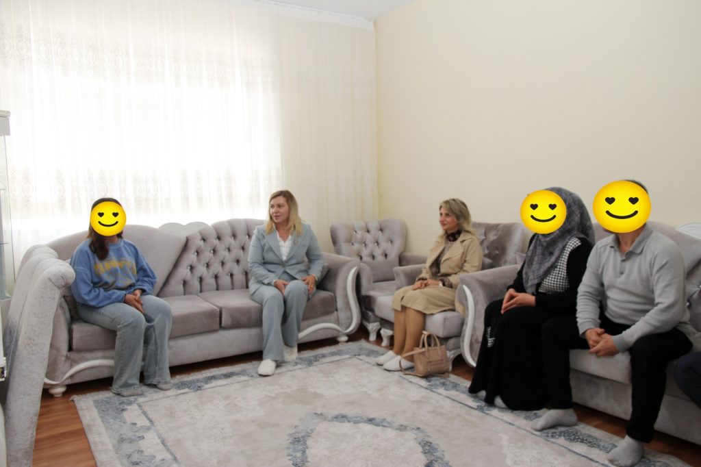 Vali Özkan’ın Eşi Arzu Özkan, koruyucu ailelerin evine misafir oldu