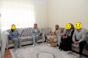 Vali Özkan’ın Eşi Arzu Özkan, koruyucu ailelerin evine misafir oldu