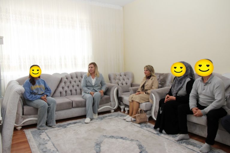 Vali Özkan’ın Eşi Arzu Özkan, koruyucu ailelerin evine misafir oldu