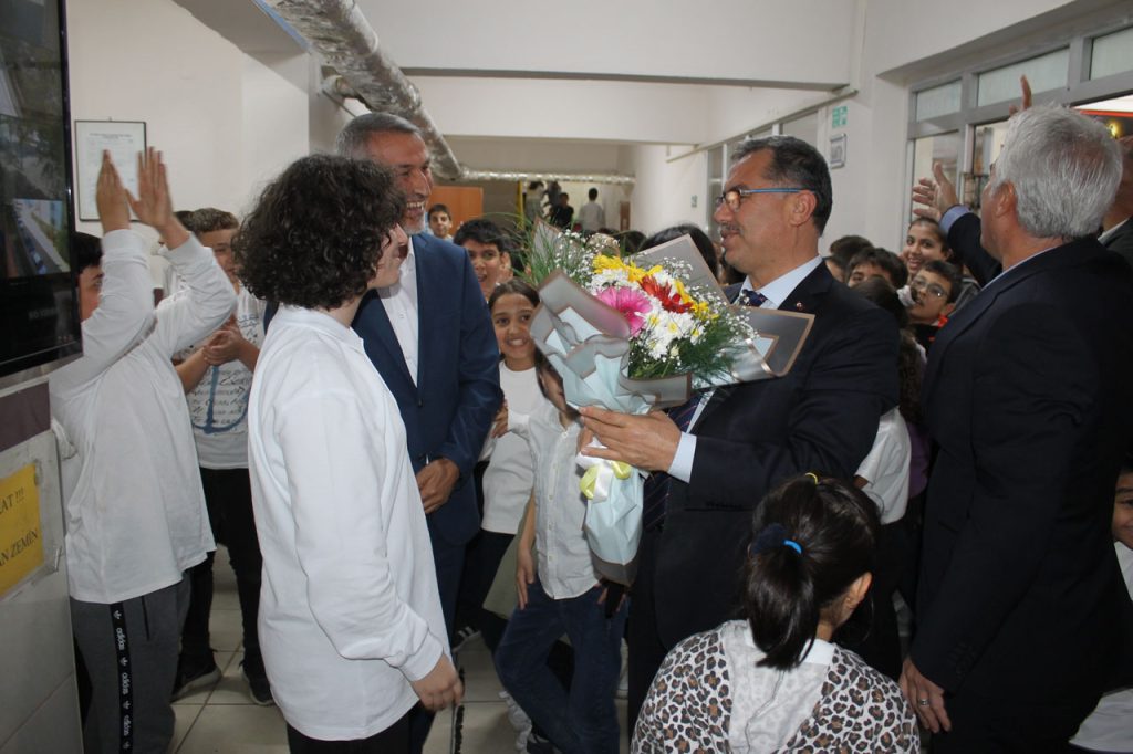 Altınkaynak, Yerköy’de okul ziyaretlerinde bulundu