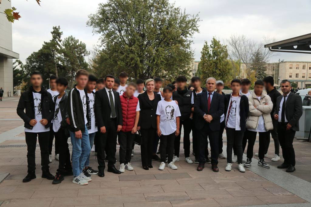 Vali Özkan’ın eşi Arzu Özkan’dan, öğrencilerle Antıkabir ve Meclis ziyareti