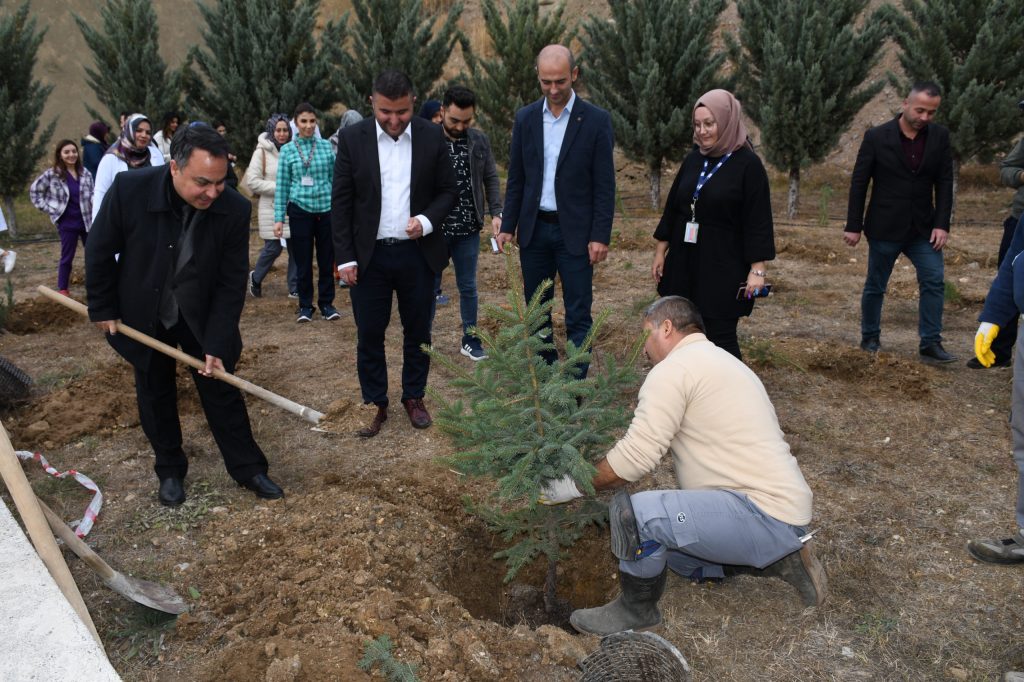 Yozgat Şehir Hastanesi’nde 500 fidan toprakla buluşturuldu