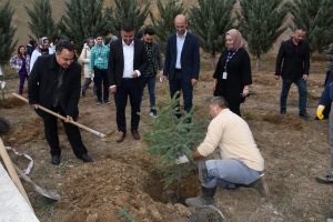 Yozgat Şehir Hastanesi’nde 500 fidan toprakla buluşturuldu