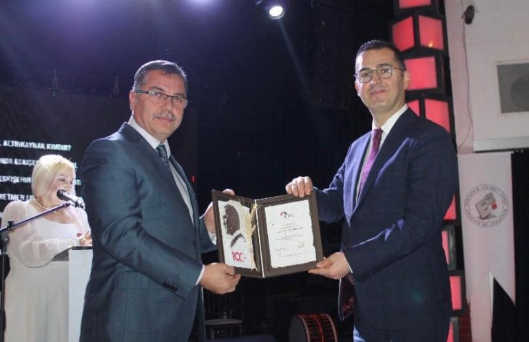 Altınkaynak’a, “Yılın Bürokratı Ödülü” verildi
