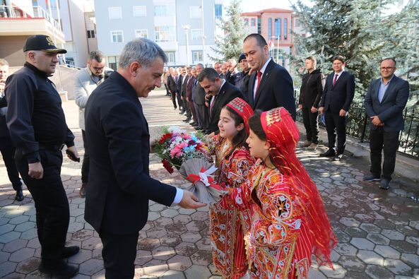 Vali Özkan, Kadışehri ve Akdağmadeni’nde incelemelerde bulundu