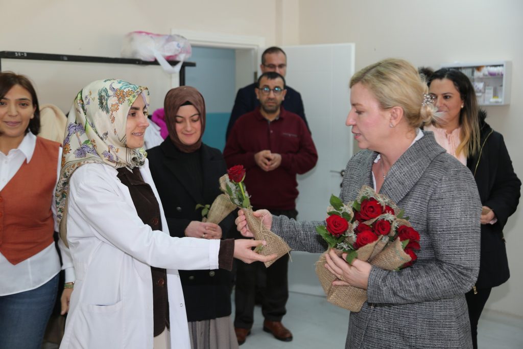 Vali Özkan’ın Eşi Arzu Özkan’dan, Öğretmenler Günü’nde köy okullarını ziyaret