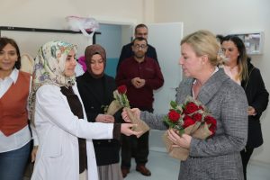 Vali Özkan’ın Eşi Arzu Özkan’dan, Öğretmenler Günü’nde köy okullarını ziyaret