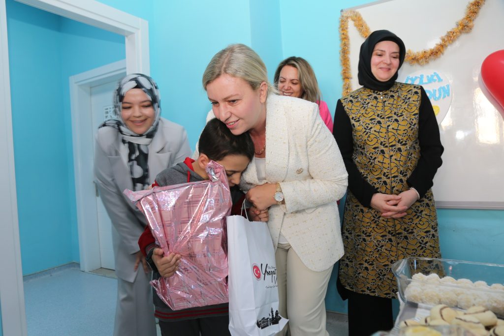 Vali Özkan’ın eşi Arzu Özkan’dan  minik öğrenciye doğum günü sürprizi