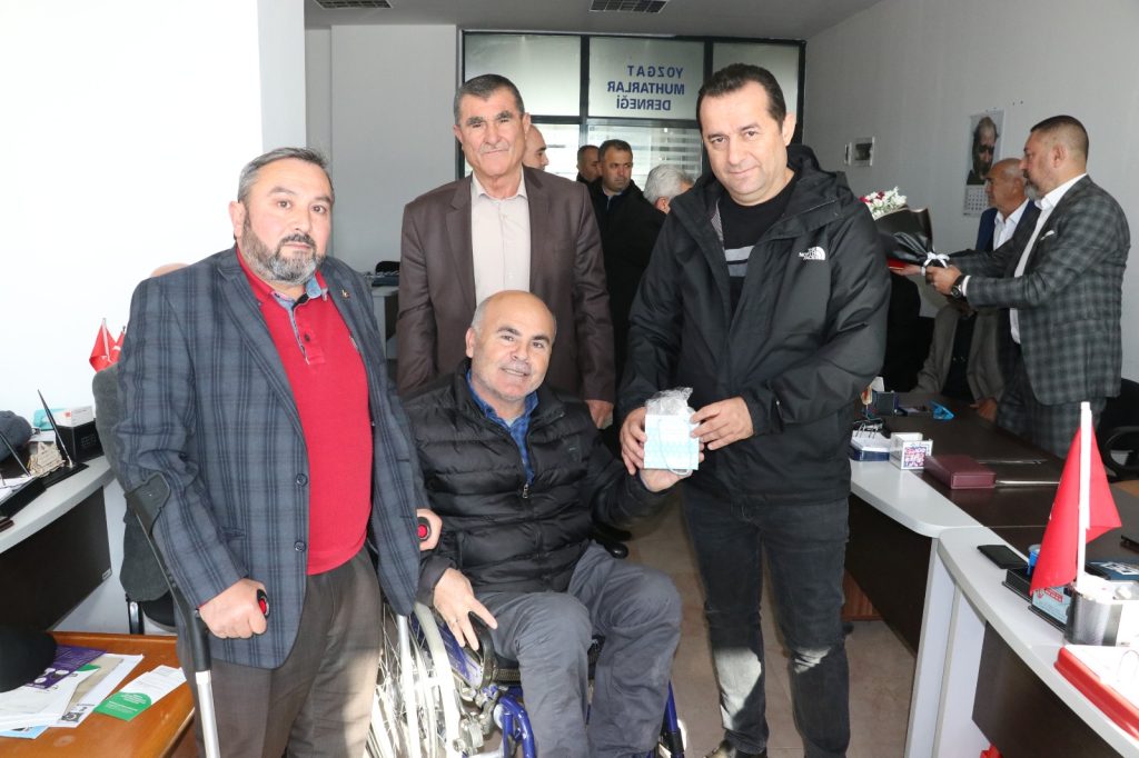 Hayırsever İş İnsanı Hakan Akçam’dan 1000 öğrenciye kışlık giysi yardımı