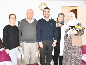 Taburcu olan hastalara yönelik ev ziyaretlerini sürdürüyorlar