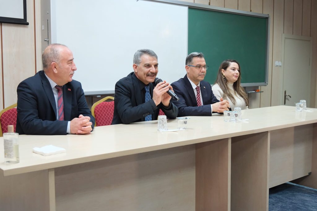 Vali Özkan, liseli gençlerle buluştu