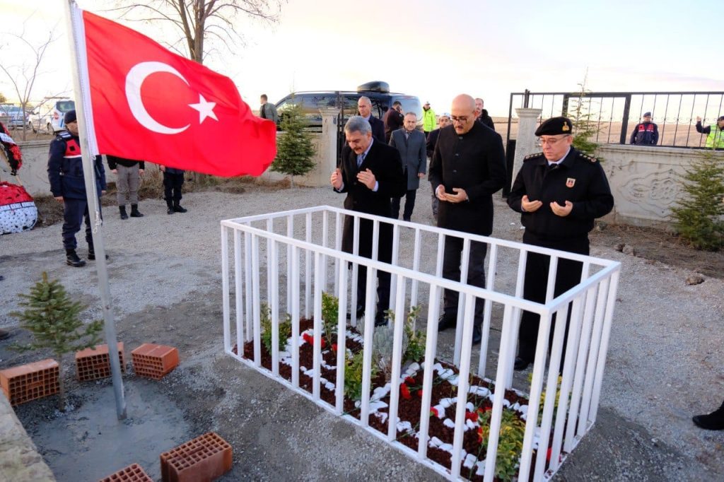 Vali Özkan, Şehit Arslan’ın kabrini ziyaret ederek dua okudu