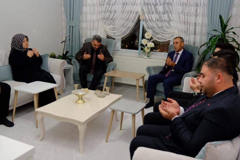 Vali Özkan, Şehit Özel Harekat Polisi Mustafa Aslan’ın ailesini ziyaret etti
