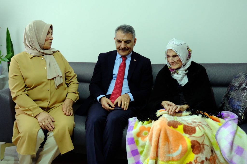 Vali Özkan, 101 yaşındaki Ayşe Sağdıç’ın hayır duasını aldı
