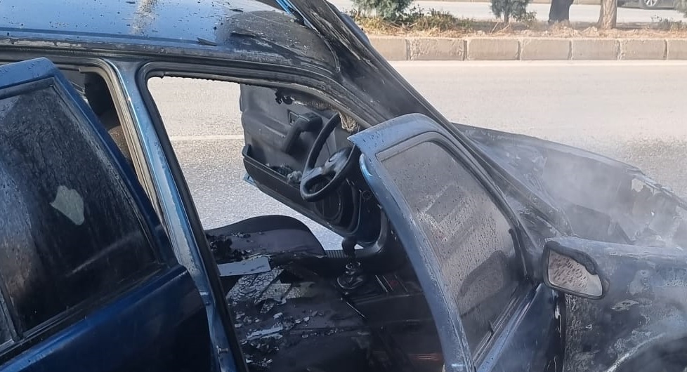 Otomobil yangını İtfaiye ekiplerince söndürüldü