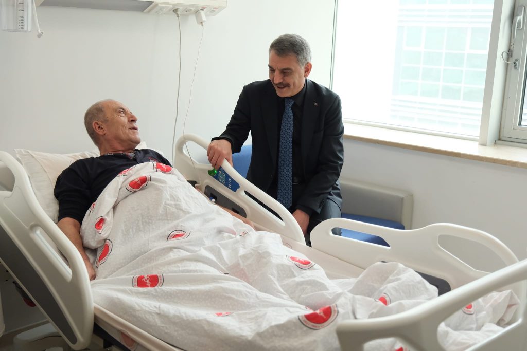 Vali Özkan’dan, hastanede yatan şehit babasına ziyaret