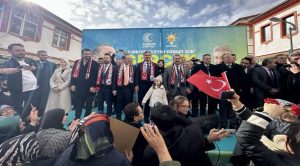 Köse, Miting havasında hemşerileri ile buluştu