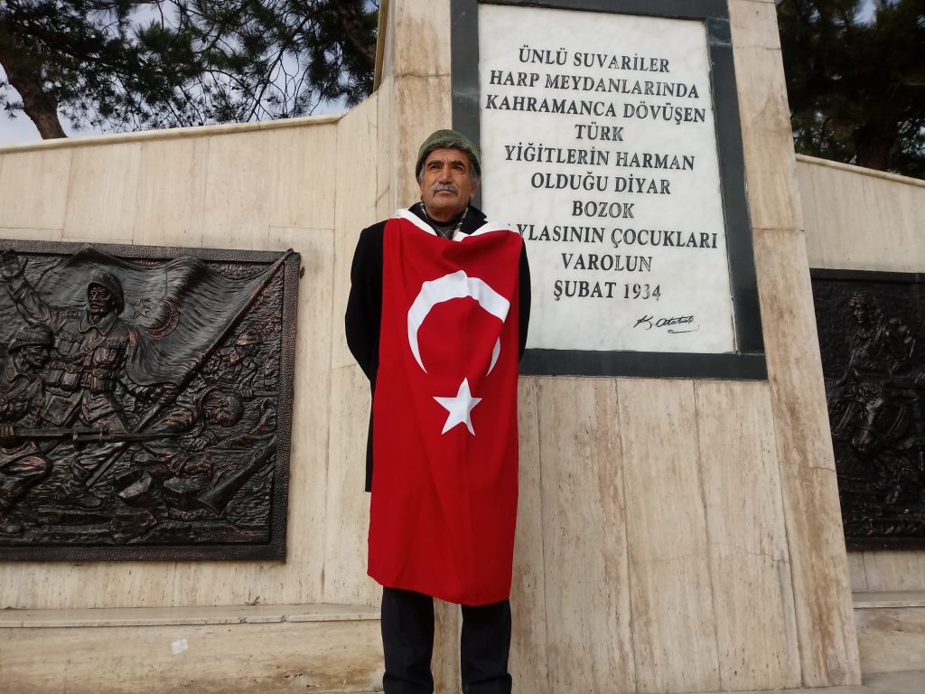 Şehitler için tek başına nöbet tuttu