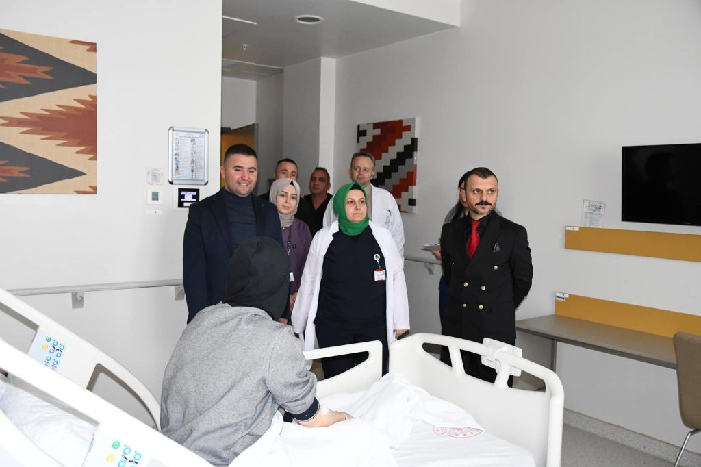 Başhekim Kozan hastaların kandilini kutladı