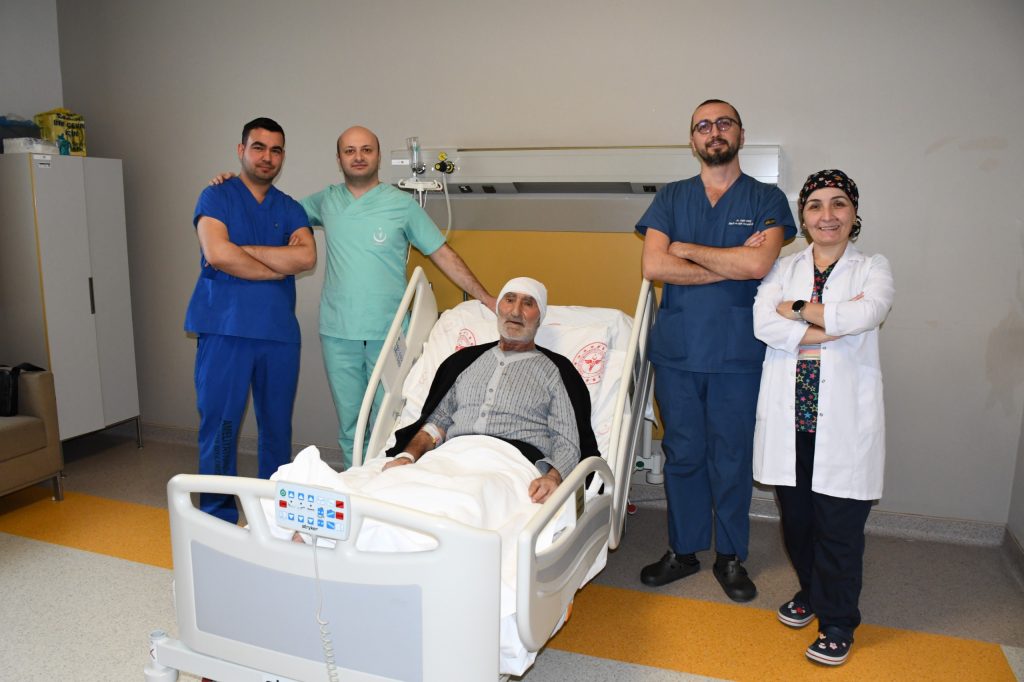 Beyin tümörü ve bel fıtığı ameliyatlarında başarıya imza atıyor