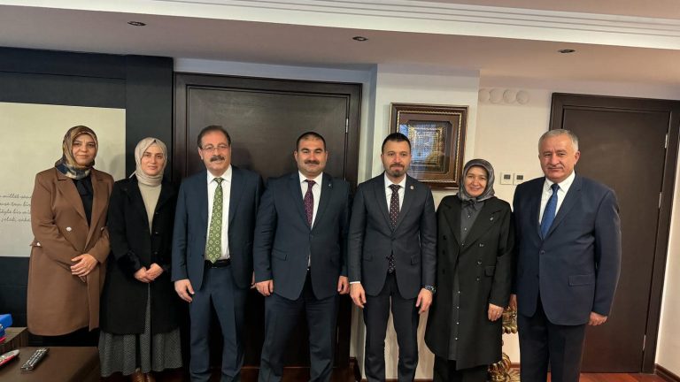 AK Parti İlçe teşkilatında değişikliğe gidildi