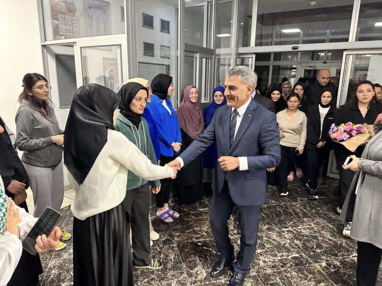 Vali Özkan öğrencilerle bir araya geldi