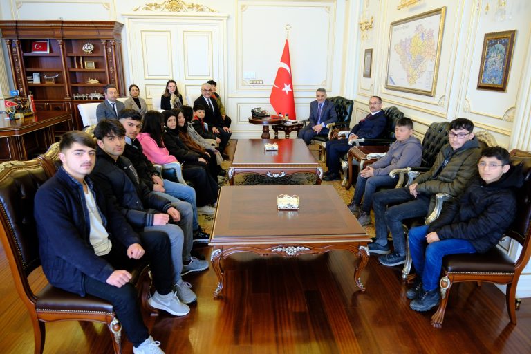 Vali Özkan, çocukları makamında ağırladı