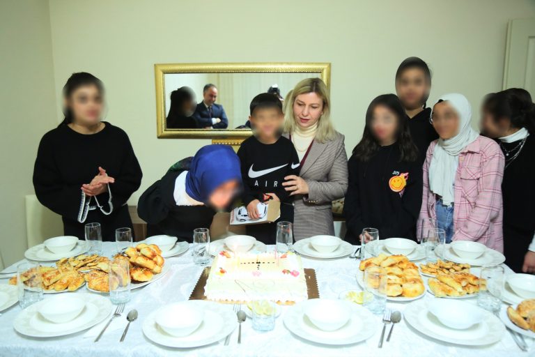 Arzu Özkan, çocukları mutlu etmeye devam ediyor