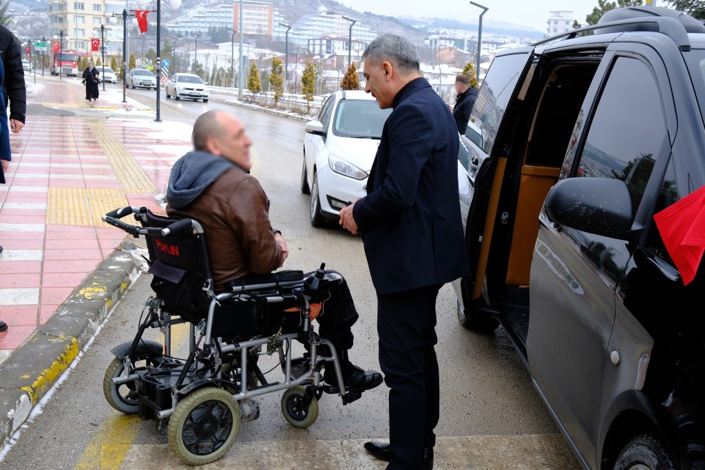 Engelli vatandaşı fark edip yakından ilgilendi
